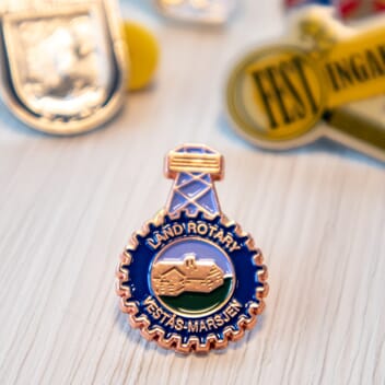 Pins med logo