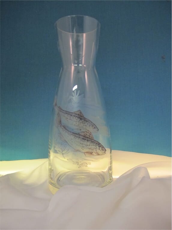 Glassvase med fiskemotiv